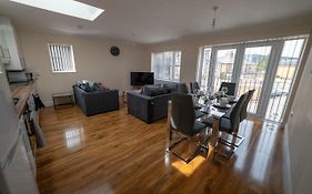 The Coach House - London Heathrow Serviced Apartments