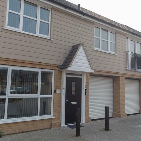 The Coach House - London Heathrow Serviced Apartments Stanwell Exterior photo