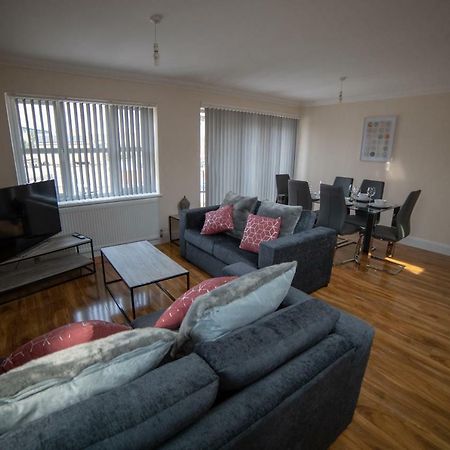 The Coach House - London Heathrow Serviced Apartments Stanwell Exterior photo