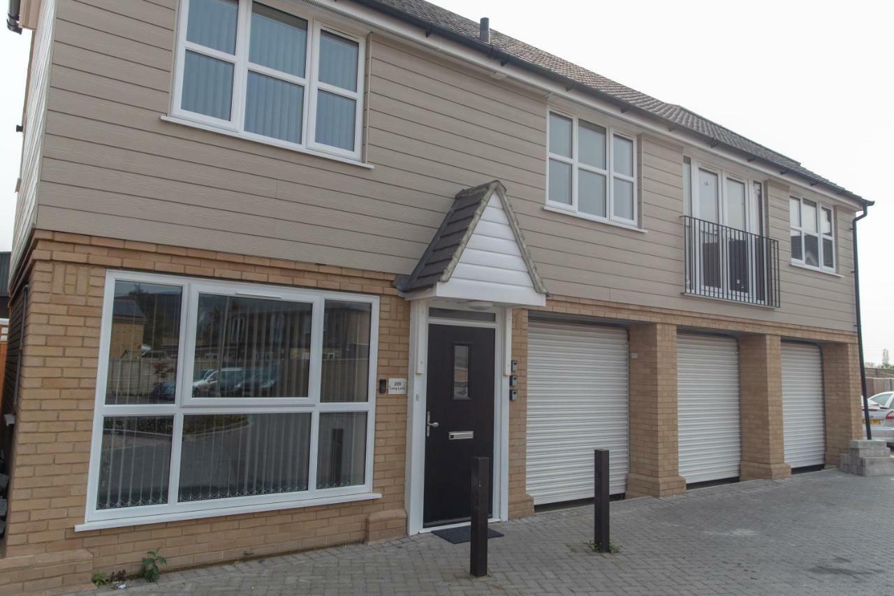 The Coach House - London Heathrow Serviced Apartments Stanwell Exterior photo