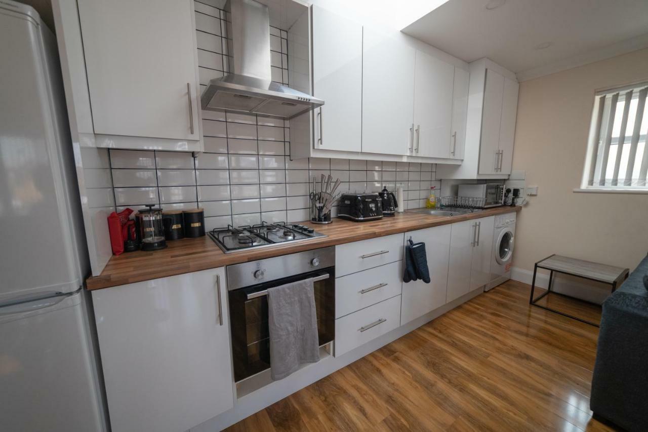 The Coach House - London Heathrow Serviced Apartments Stanwell Exterior photo