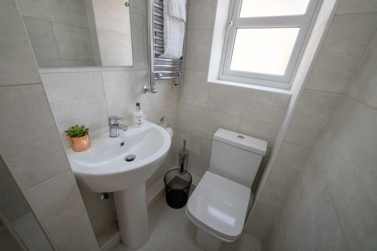 The Coach House - London Heathrow Serviced Apartments Stanwell Exterior photo