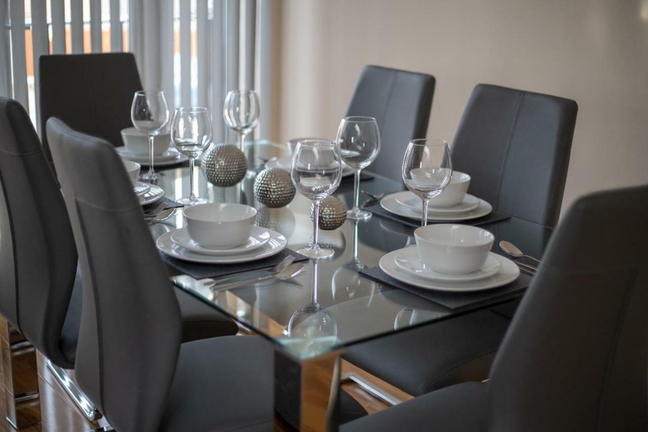 The Coach House - London Heathrow Serviced Apartments Stanwell Exterior photo