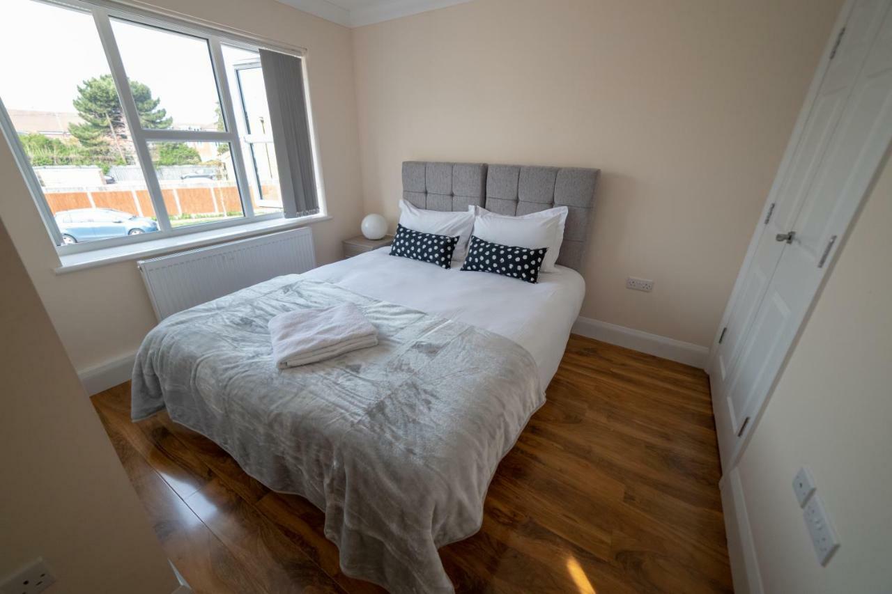 The Coach House - London Heathrow Serviced Apartments Stanwell Exterior photo