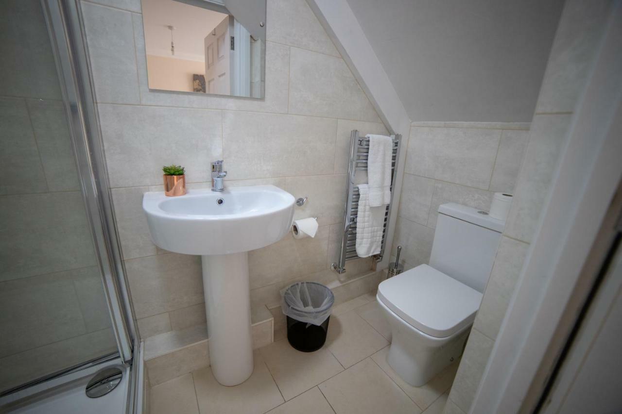The Coach House - London Heathrow Serviced Apartments Stanwell Exterior photo
