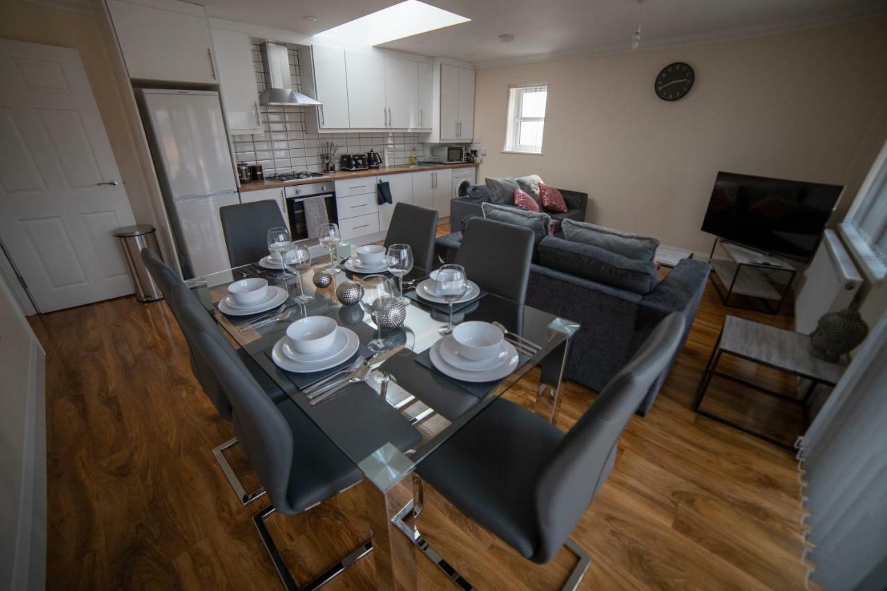 The Coach House - London Heathrow Serviced Apartments Stanwell Exterior photo