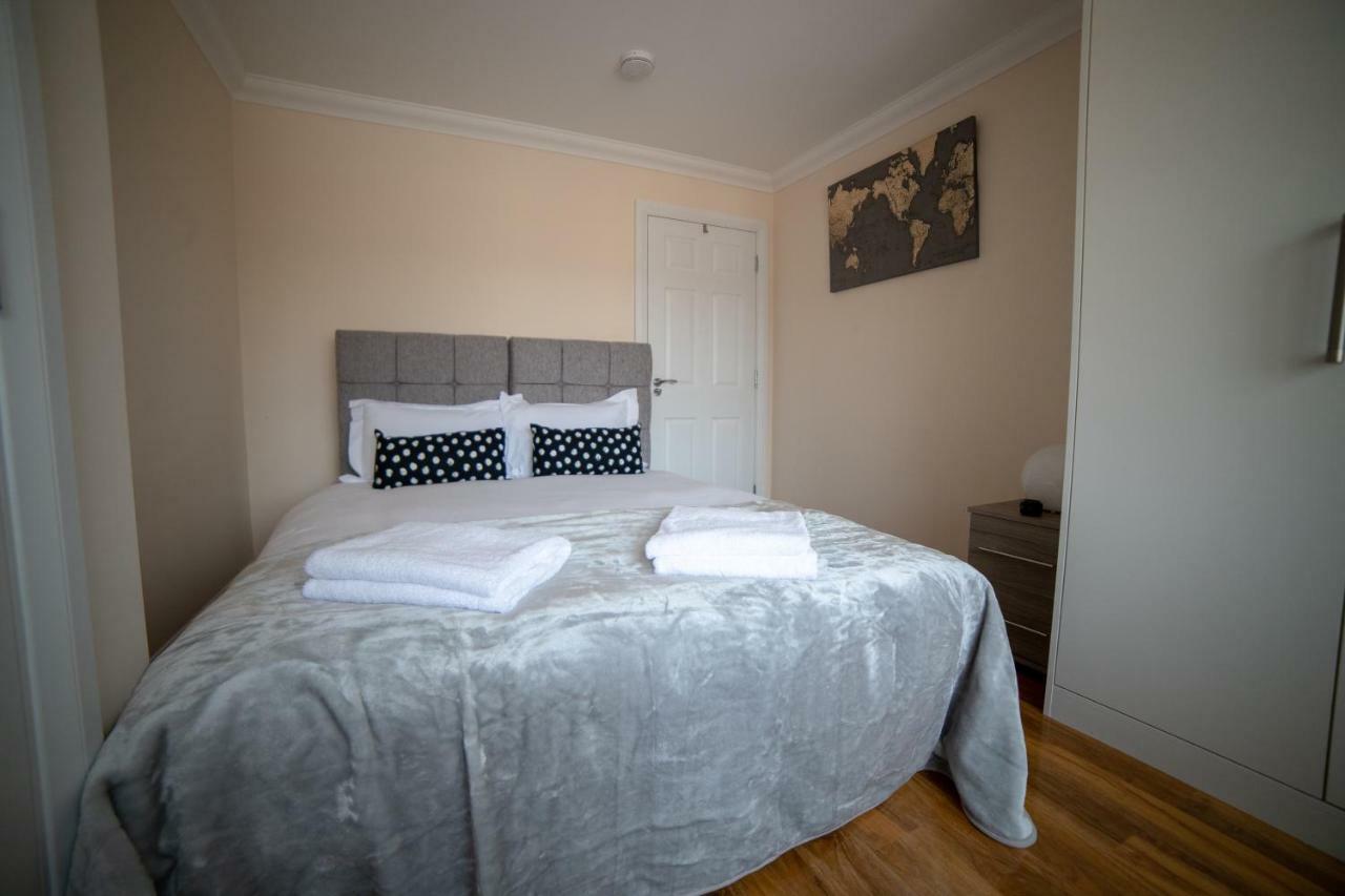 The Coach House - London Heathrow Serviced Apartments Stanwell Exterior photo