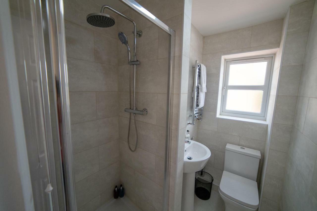 The Coach House - London Heathrow Serviced Apartments Stanwell Exterior photo