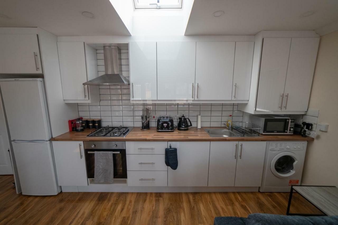 The Coach House - London Heathrow Serviced Apartments Stanwell Exterior photo