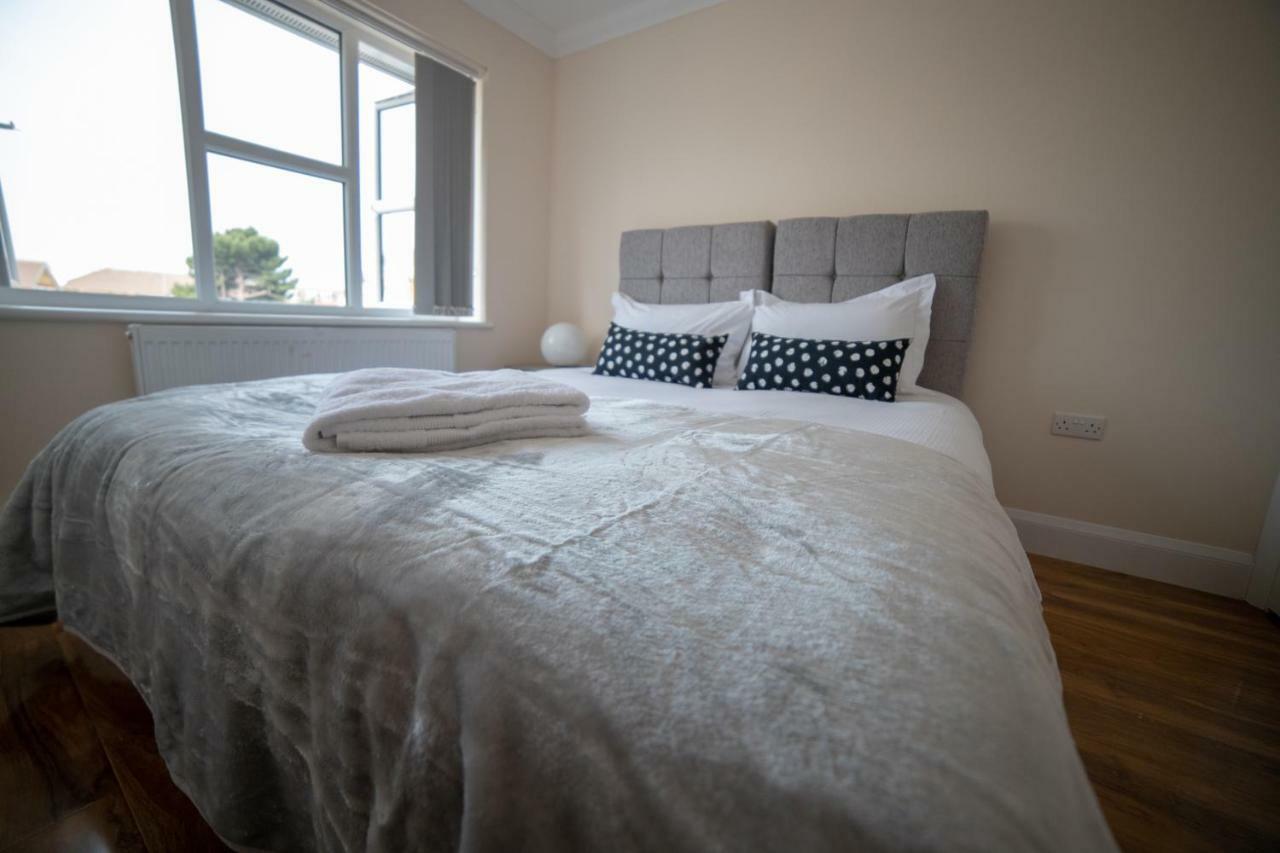 The Coach House - London Heathrow Serviced Apartments Stanwell Exterior photo
